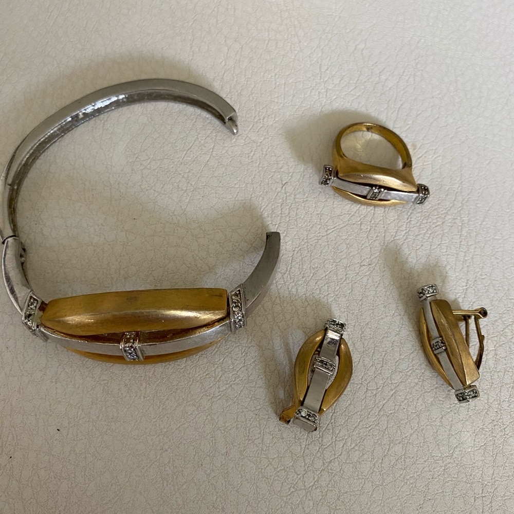 A breathtaking one of a kind jewelry set!....